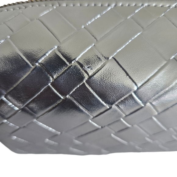 Blush and Crush Metallic Silver Woven Makeup Cosmetic Bag Weekend On The Go - Picture 5 of 5